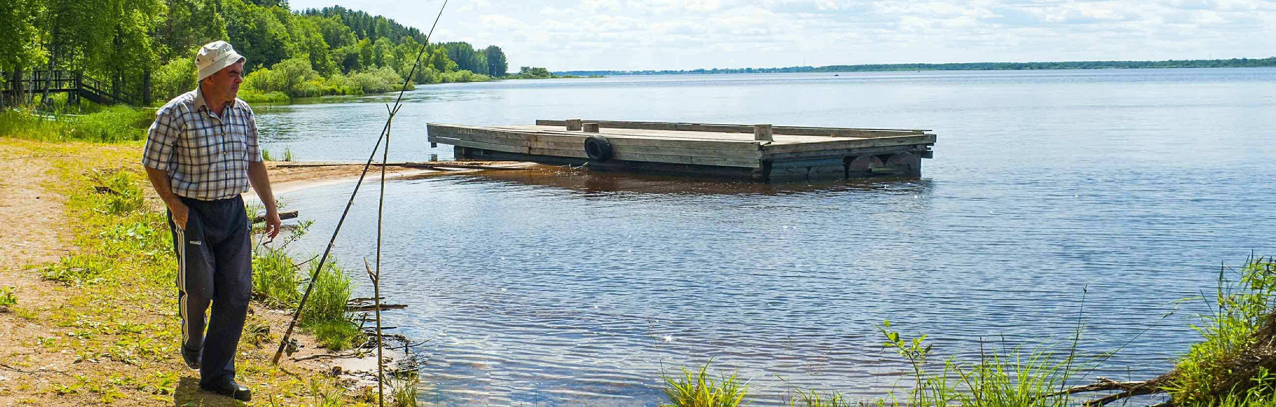 Камское озеро казань. Рыбалка в Казани. Рыбаки Казани. Казанская рыбалка. Парк рыбака Казань.