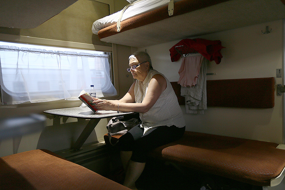 Правила пользования столиком в плацкартном вагоне пассажира с верхней полки