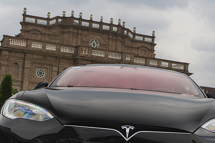 Tesla Model X включил автопилот и протаранил здание