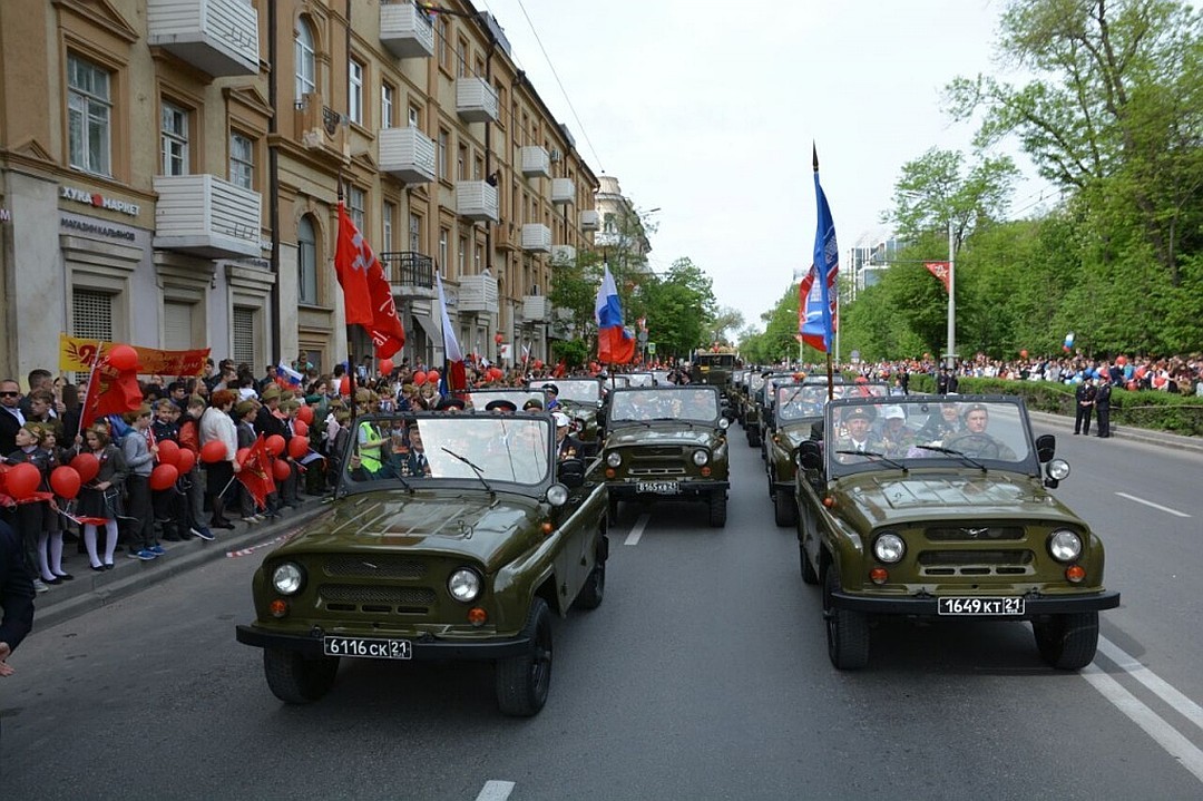 Ростовчане. Парад Победы в Ростове на Дону. Парад Победы 9 мая в Ростове на Дону 2019\. Парад на театральной площади в Ростове на Дону 2019. Ростов на Дону площадь Театральная день Победы 2019.