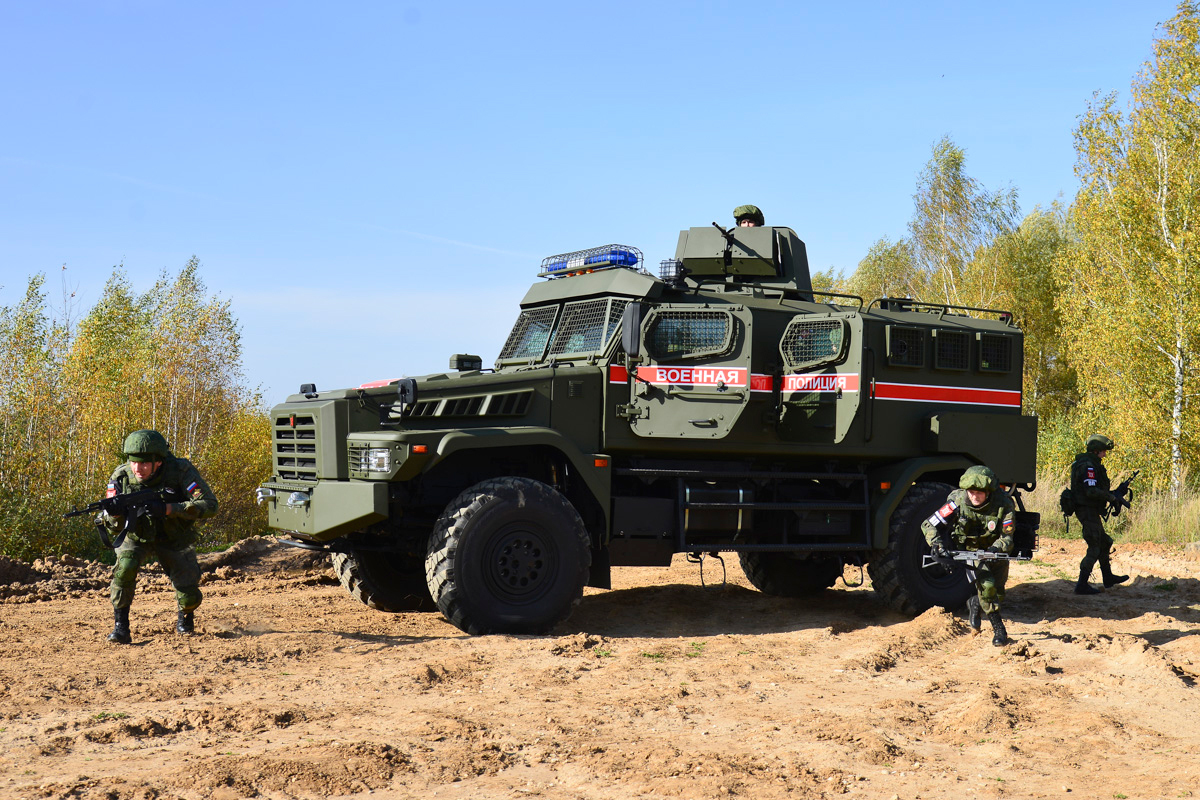 Новый российский армейский автомобиль не остановит мина или автомат  Калашникова - KP.RU