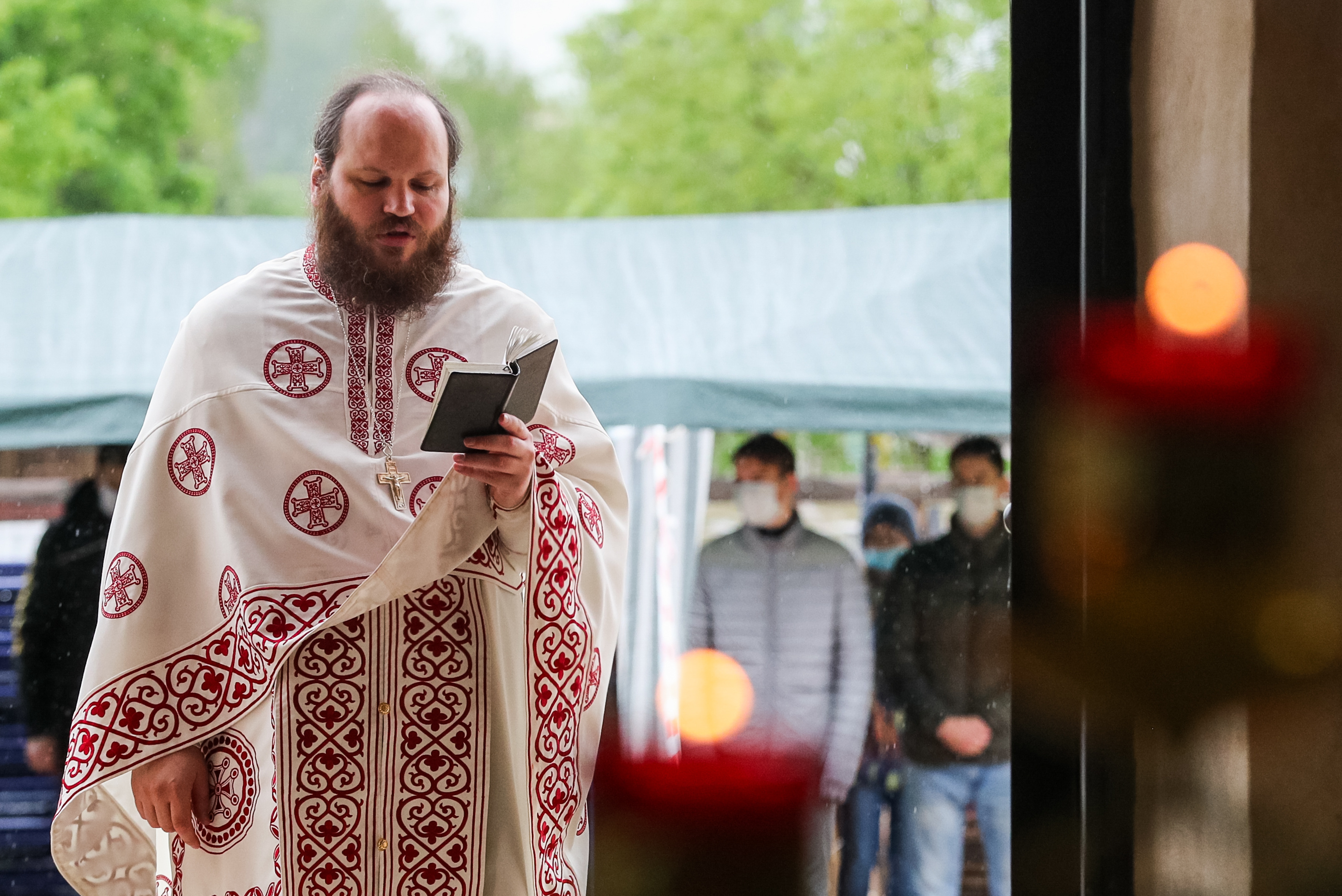 Сами занимаетесь мастурбацией!» Священник РПЦ посрамил мужчин, издевающихся  над Дзюбой - KP.RU