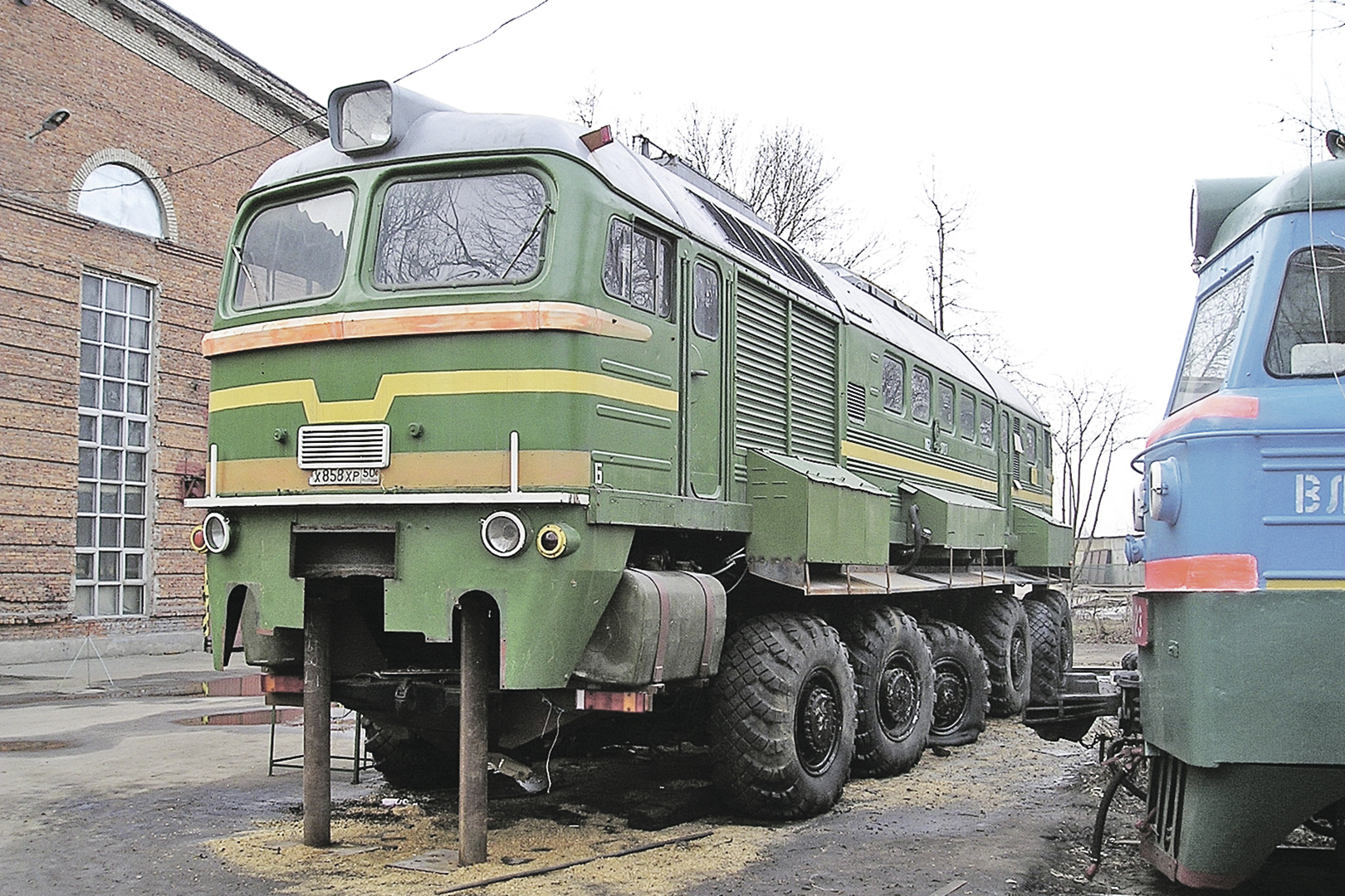 Шла «Машка» по шоссе: зачем Министерству обороны понадобился тепловоз на  колесах от тягача - KP.RU