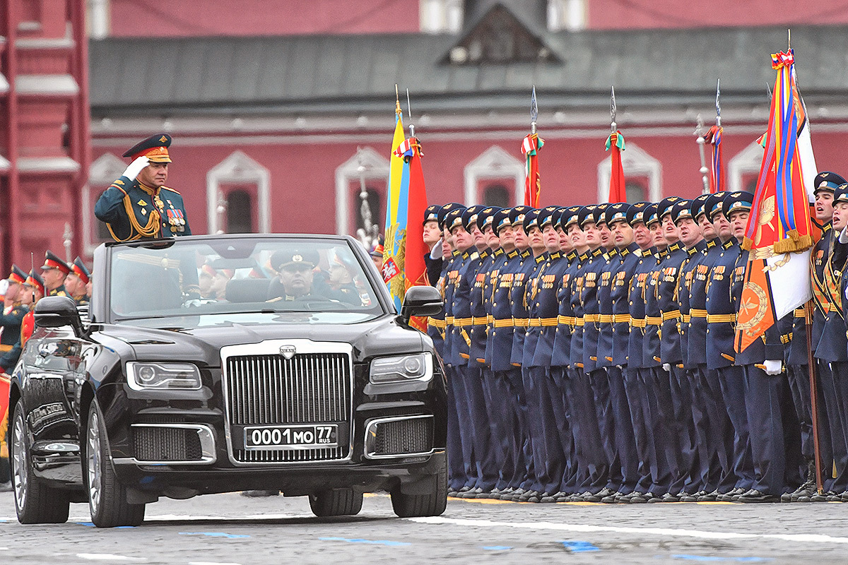 Как прошёл парад Победы 9 мая 2021 года в Москве: Откуда у марша новый  голос, а у Шойгу - «везучий» кортик Жукова - KP.RU