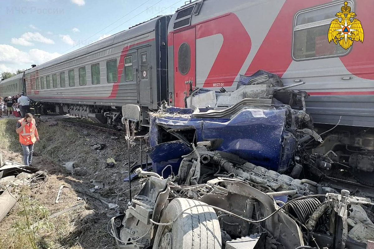 В Калужской области цементовоз столкнулся с пассажирским поездом Ейск -  Москва - KP.RU