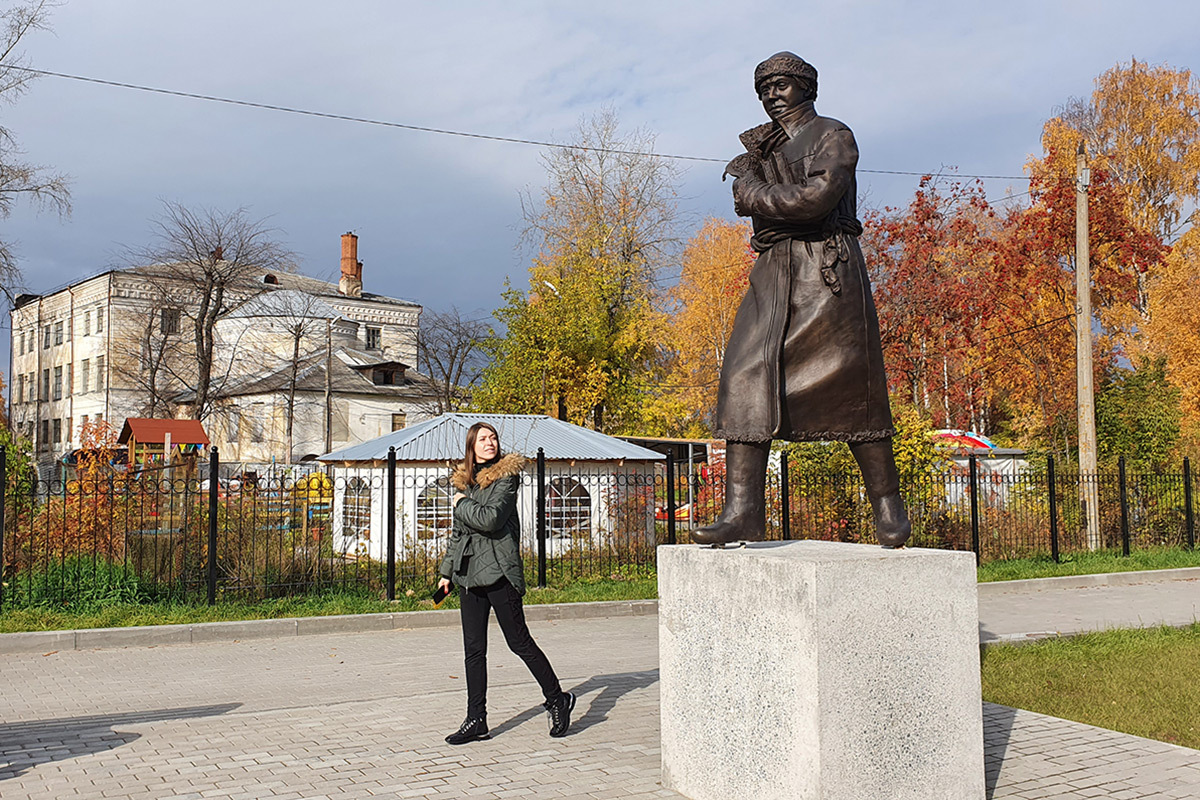 Ломоносов холмогоры москва. Памятники Ломоносова в Вельске. Памятник Ломоносову в Вельске. Памятник Ломоносову Холмогоры. Памятник Ломоносову в Архангельске.