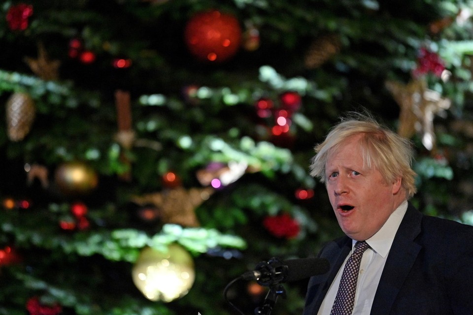 В разгар пандемии правительство Великобритании собралось на рождественскую вечеринку. Она закончилась трагедией