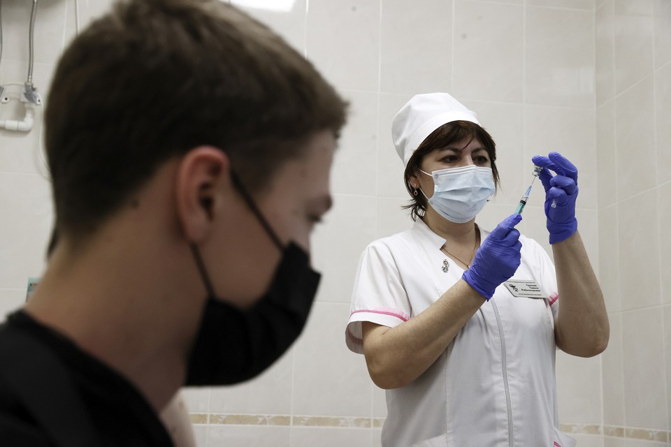 Вакцинация подростков от коронавируса в Москве: где сделать прививку 