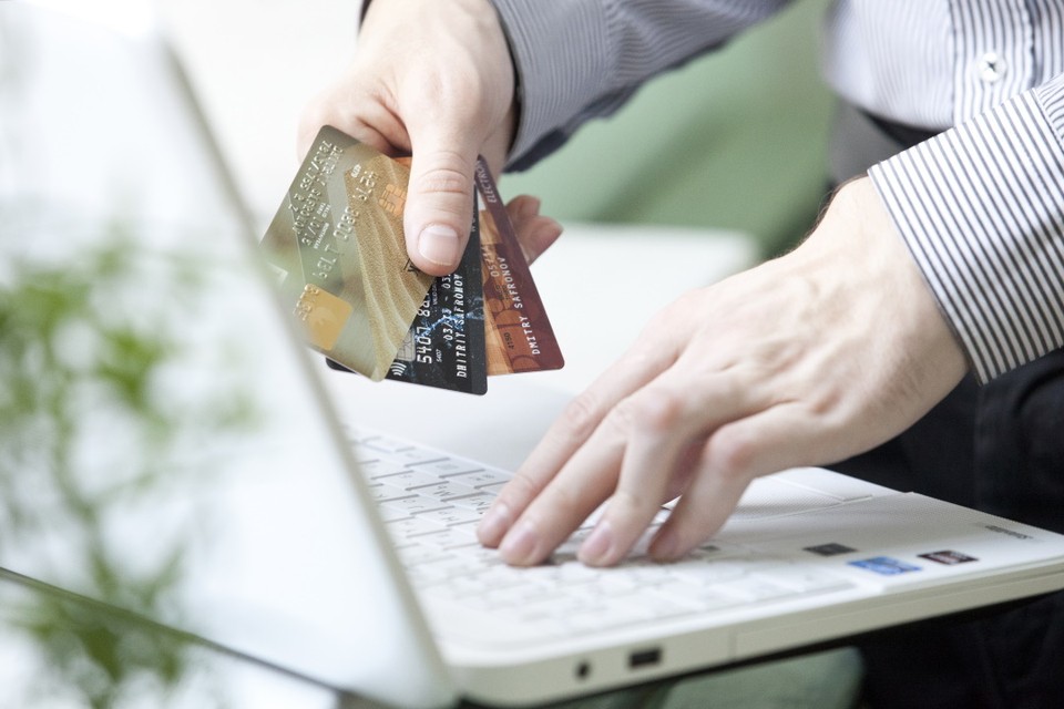 VISA и MasterCard приостановили работу в России: Как теперь будем платить, снимать, переводить деньги