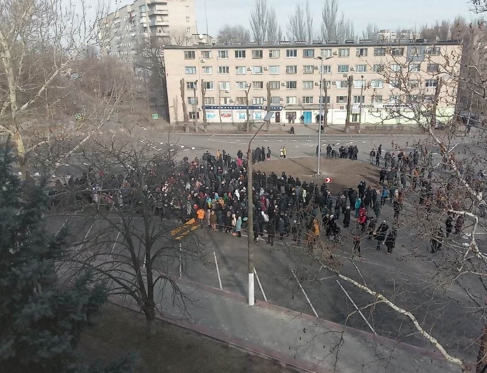 Сотню мелитопольцев на площади выдали за многотысячный митинг