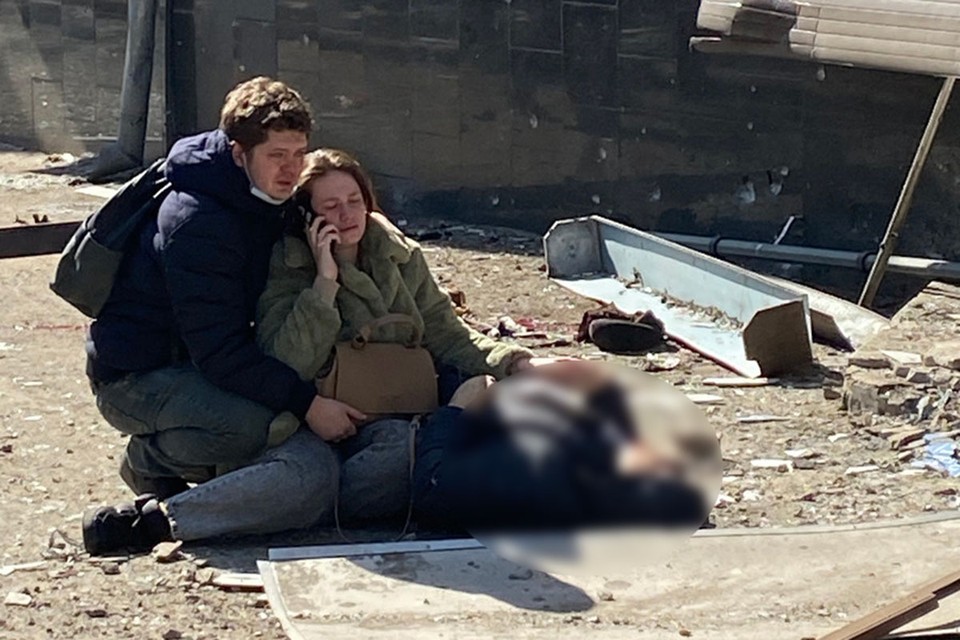 Девушка рыдала, обнимая мертвую мать: ракетный удар ВСУ убил 17 человек в центре Донецка