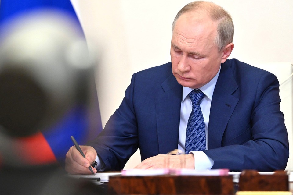 Путин подписал указ о выплатах на детей с 8 до 17 лет: Кому они положены