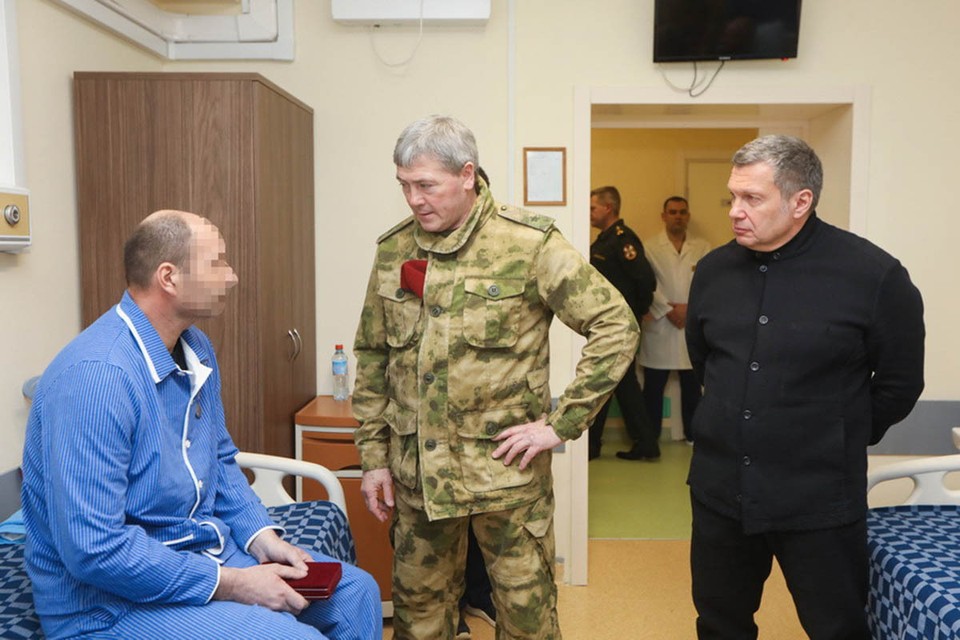 Журналист Владимир Соловьев встретился в госпитале с ранеными росгвардейцами