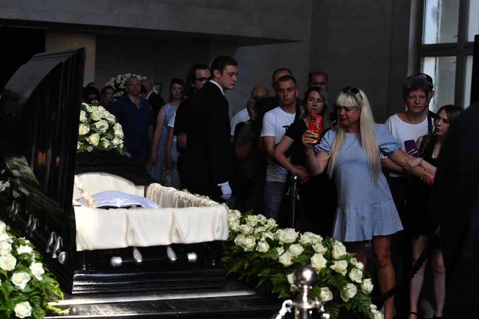 Селфи у гроба Юры Шатунова: Наши соотечественники потеряли уважение к смерти