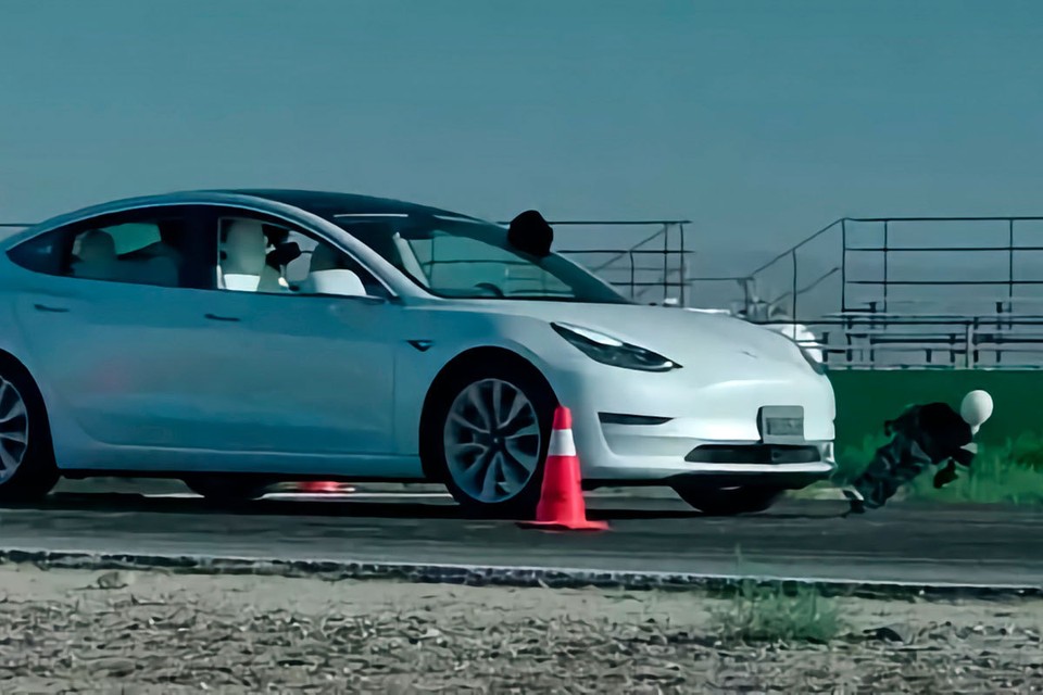 Пугающее видео тестирования автопилота Tesla на детях стало вирусным