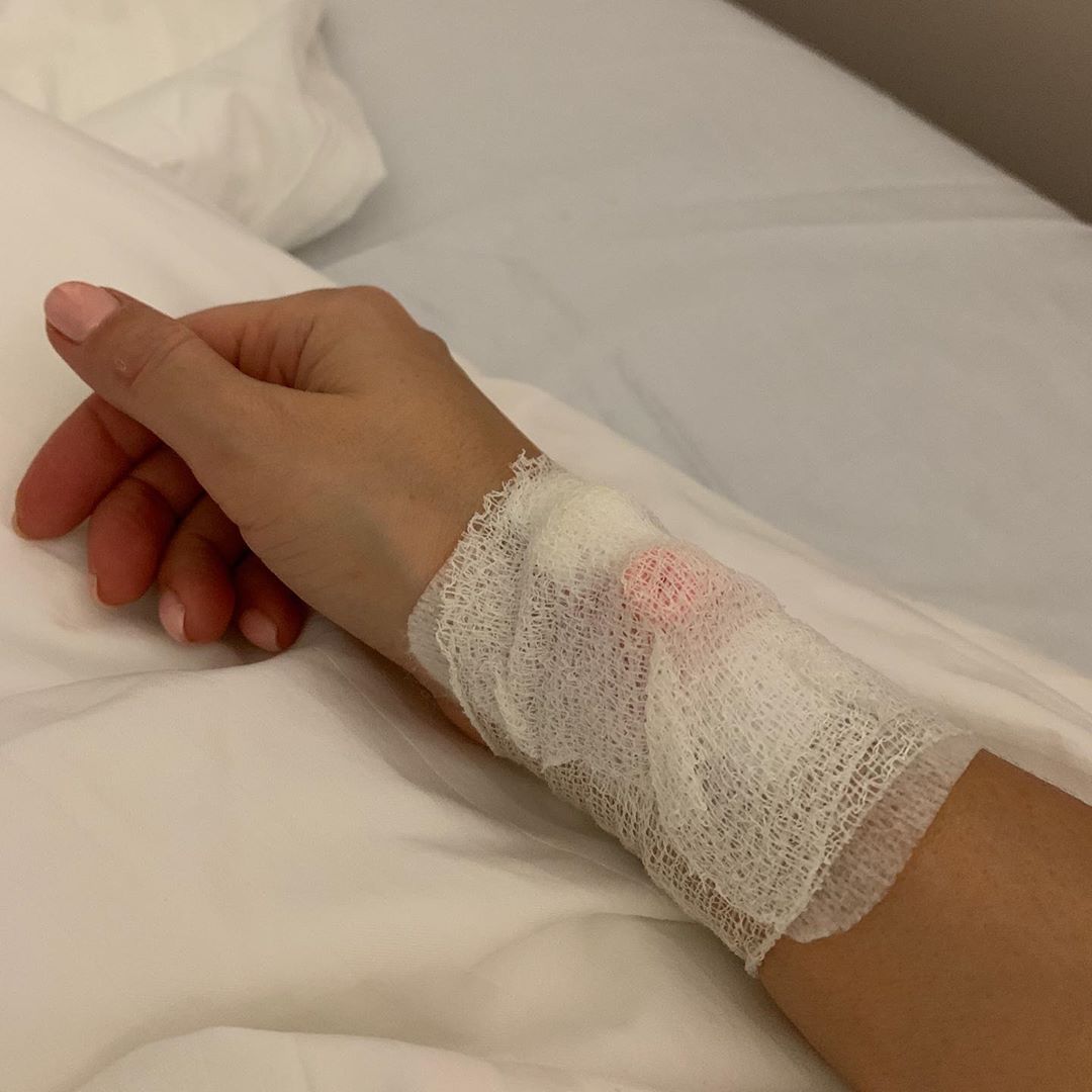 Рука человека с капельницей в больнице