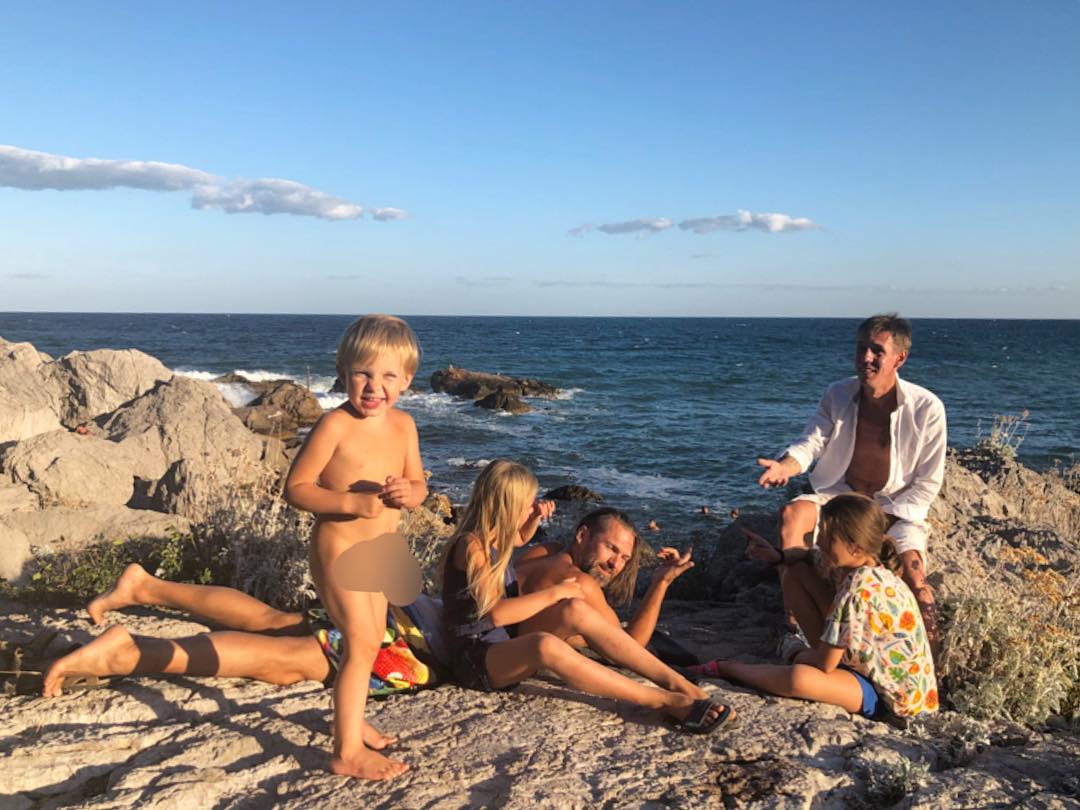 Как не стыдно! При девочках голый»: Алексей Панин зажигает в Крыму на  нудистском пляже - KP.RU
