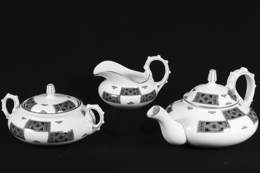 Предметы чайного сервиза с орнаментом в псевдорусском стиле. Экспортная серия (изготовлена для продажи в США), 1890-1910 годы.